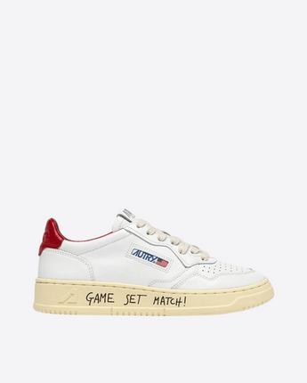 AUTRY SNEAKERS AUTRY MEDALIST LOW IN PELLE BIANCA E ROSSA CON LETTERING