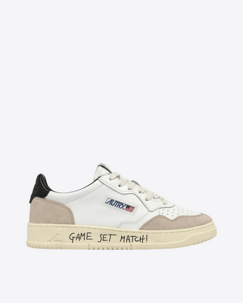 AUTRY SNEAKERS AUTRY MEDALIST LOW IN SUEDE E PELLE BIANCA E NERA CON LETTERING