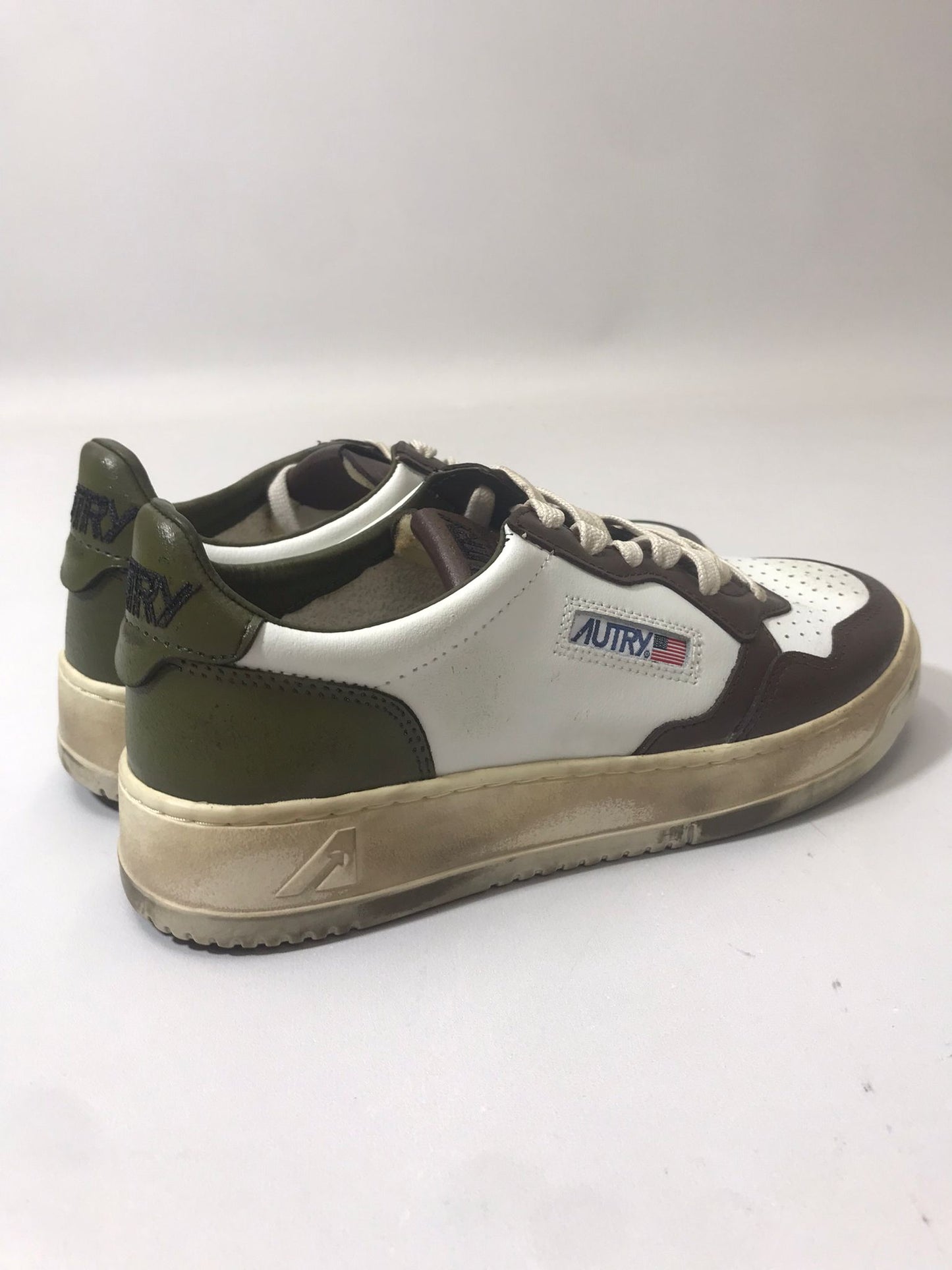 AUTRY | SNEAKERS MEDALIST LOW SUPER VINTAGE IN PELLE BIANCA MARRONE E VERDE MILITARE