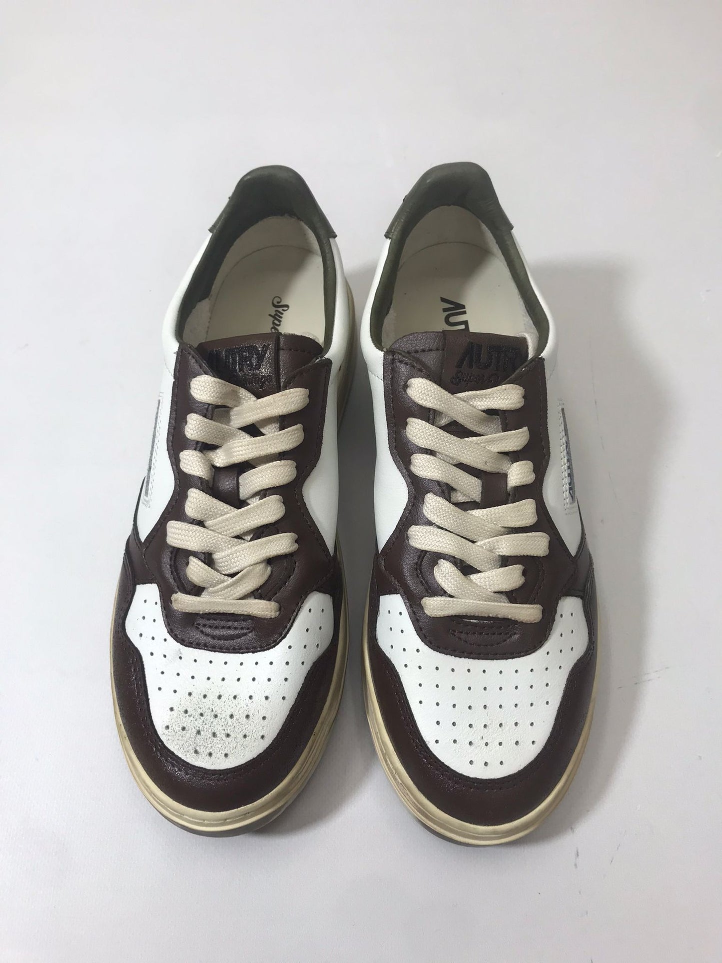 AUTRY | SNEAKERS MEDALIST LOW SUPER VINTAGE IN PELLE BIANCA MARRONE E VERDE MILITARE