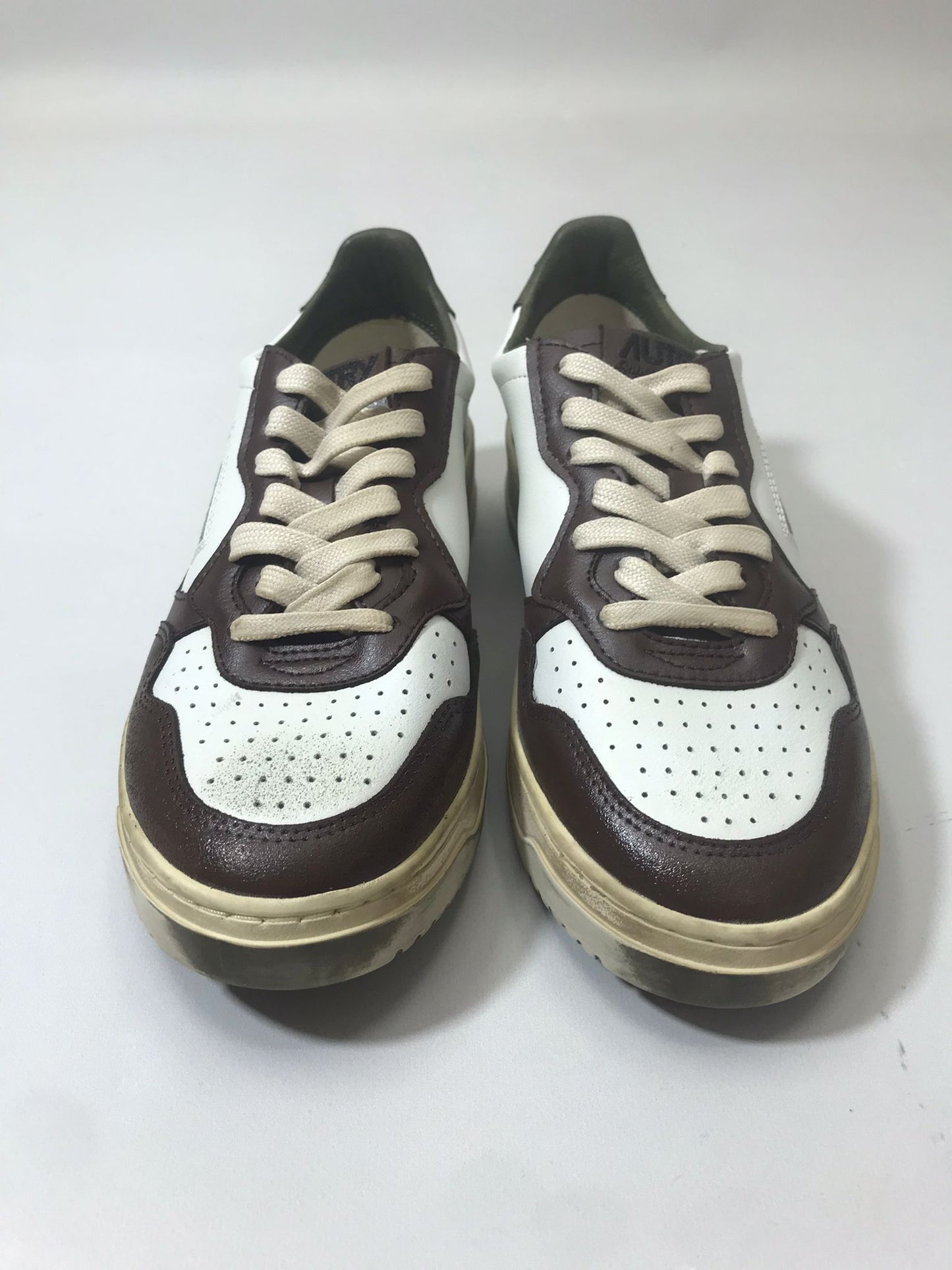 AUTRY | SNEAKERS MEDALIST LOW SUPER VINTAGE IN PELLE BIANCA MARRONE E VERDE MILITARE