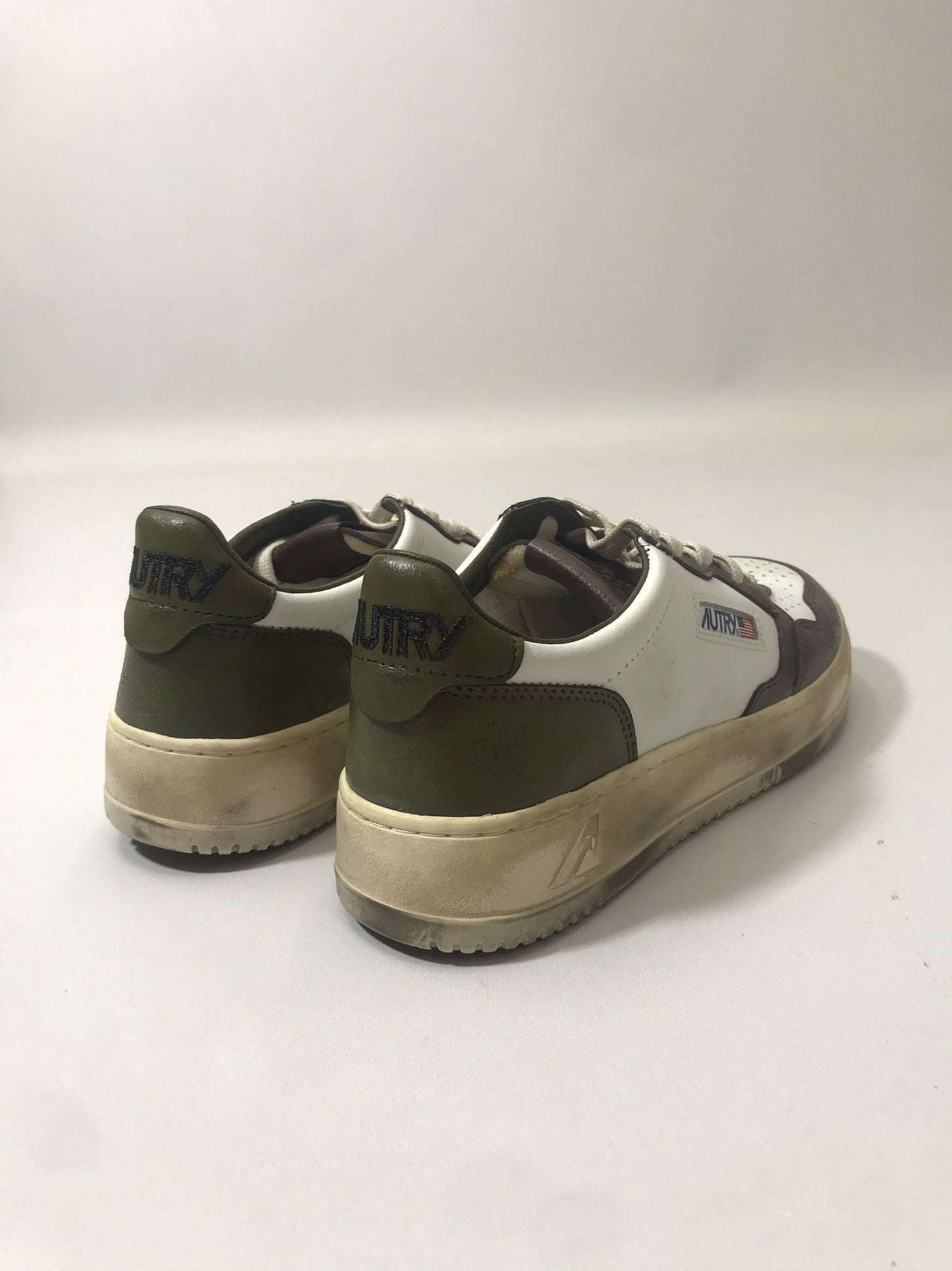 AUTRY | SNEAKERS MEDALIST LOW SUPER VINTAGE IN PELLE BIANCA MARRONE E VERDE MILITARE