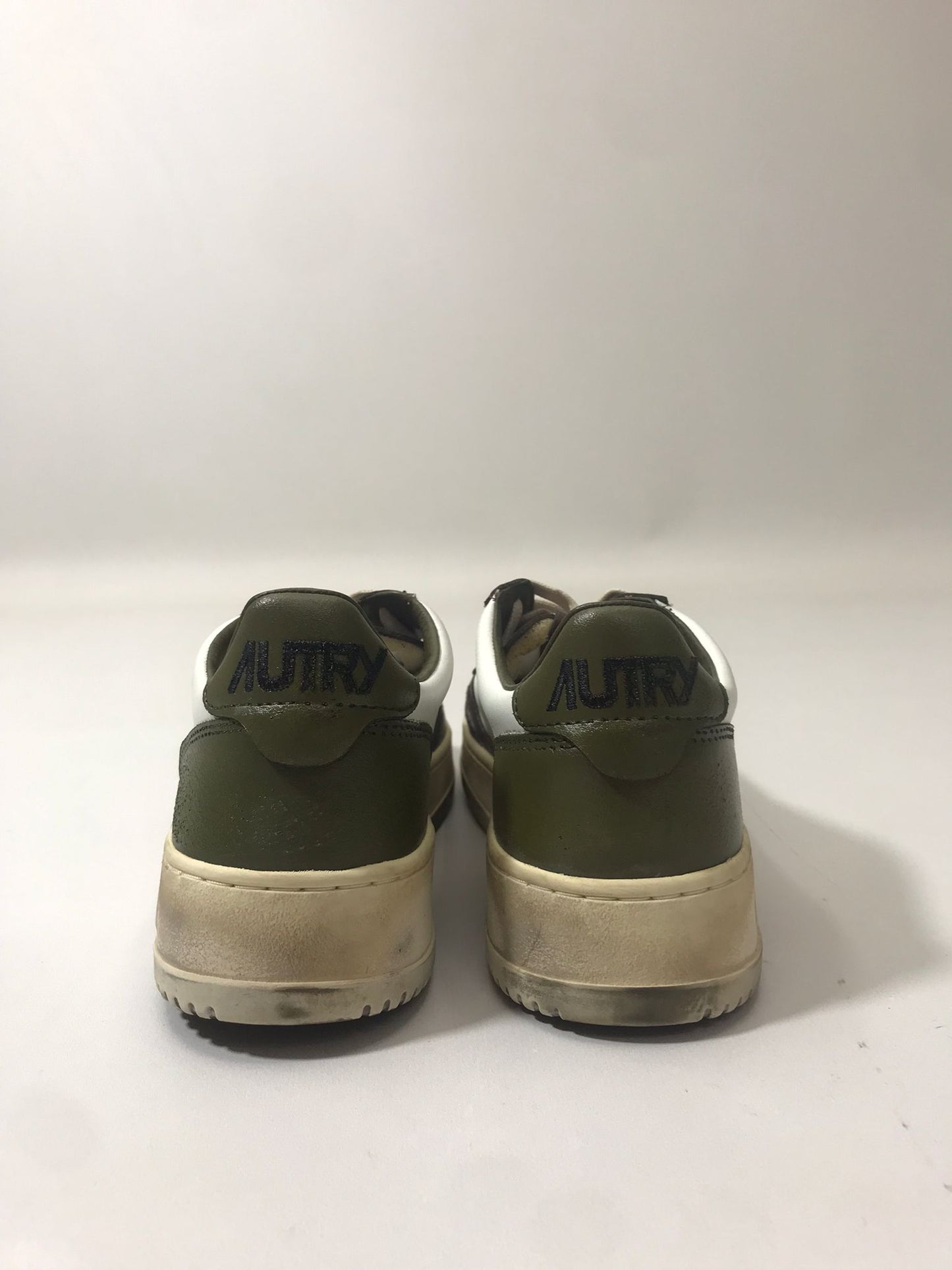 AUTRY | SNEAKERS MEDALIST LOW SUPER VINTAGE IN PELLE BIANCA MARRONE E VERDE MILITARE