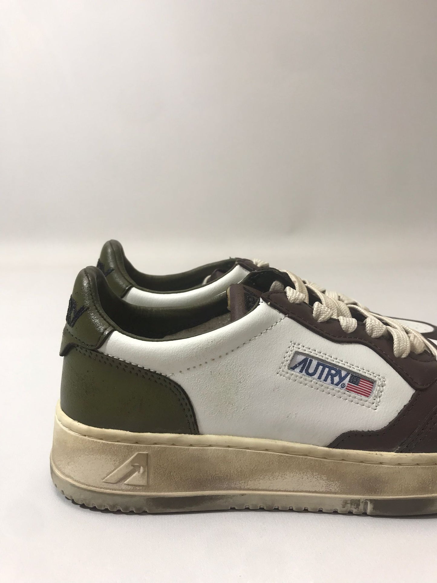 AUTRY | SNEAKERS MEDALIST LOW SUPER VINTAGE IN PELLE BIANCA MARRONE E VERDE MILITARE