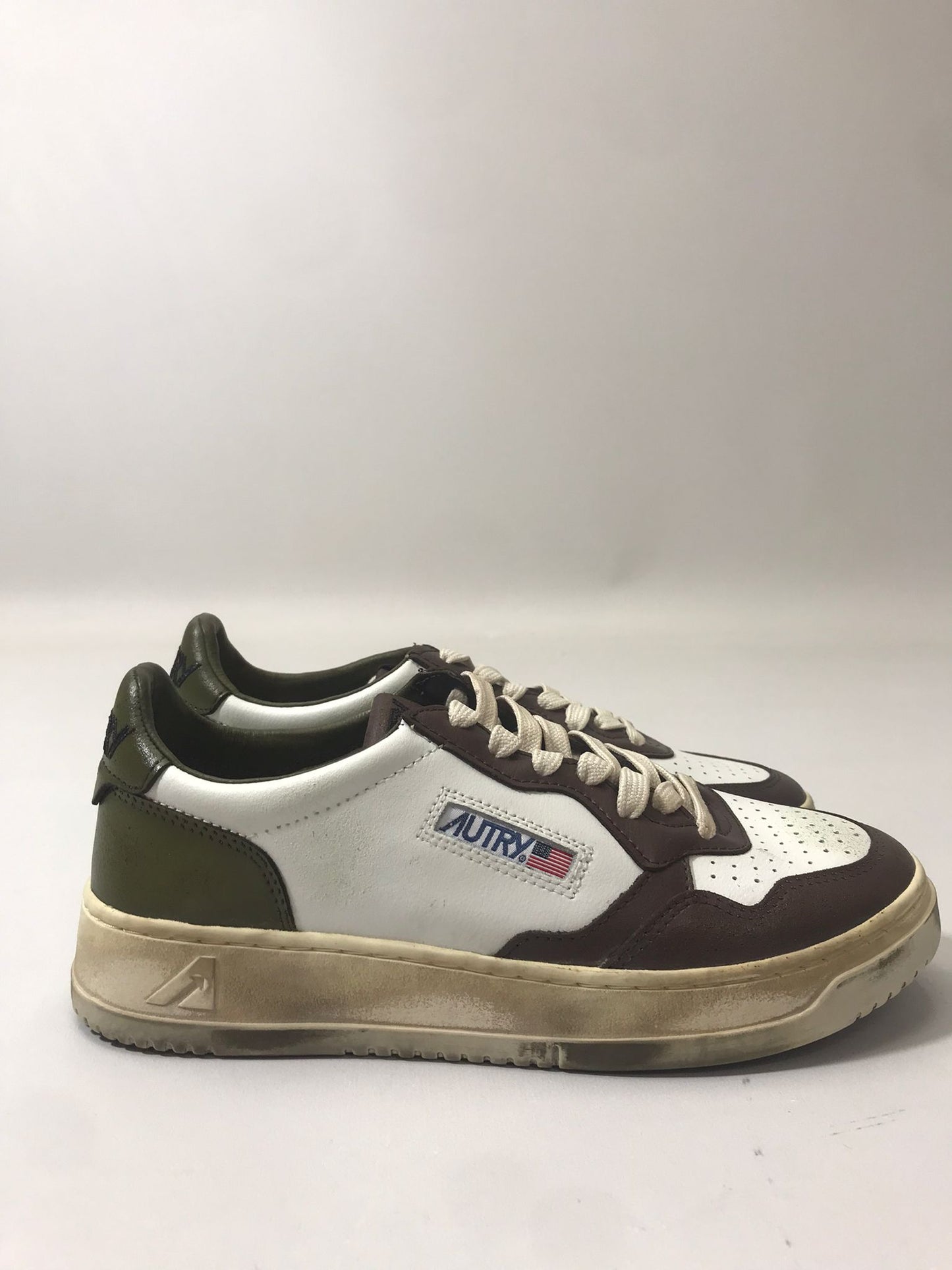 AUTRY | SNEAKERS MEDALIST LOW SUPER VINTAGE IN PELLE BIANCA MARRONE E VERDE MILITARE