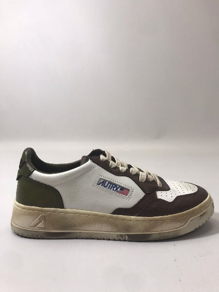 AUTRY | SNEAKERS MEDALIST LOW SUPER VINTAGE IN PELLE BIANCA MARRONE E VERDE MILITARE