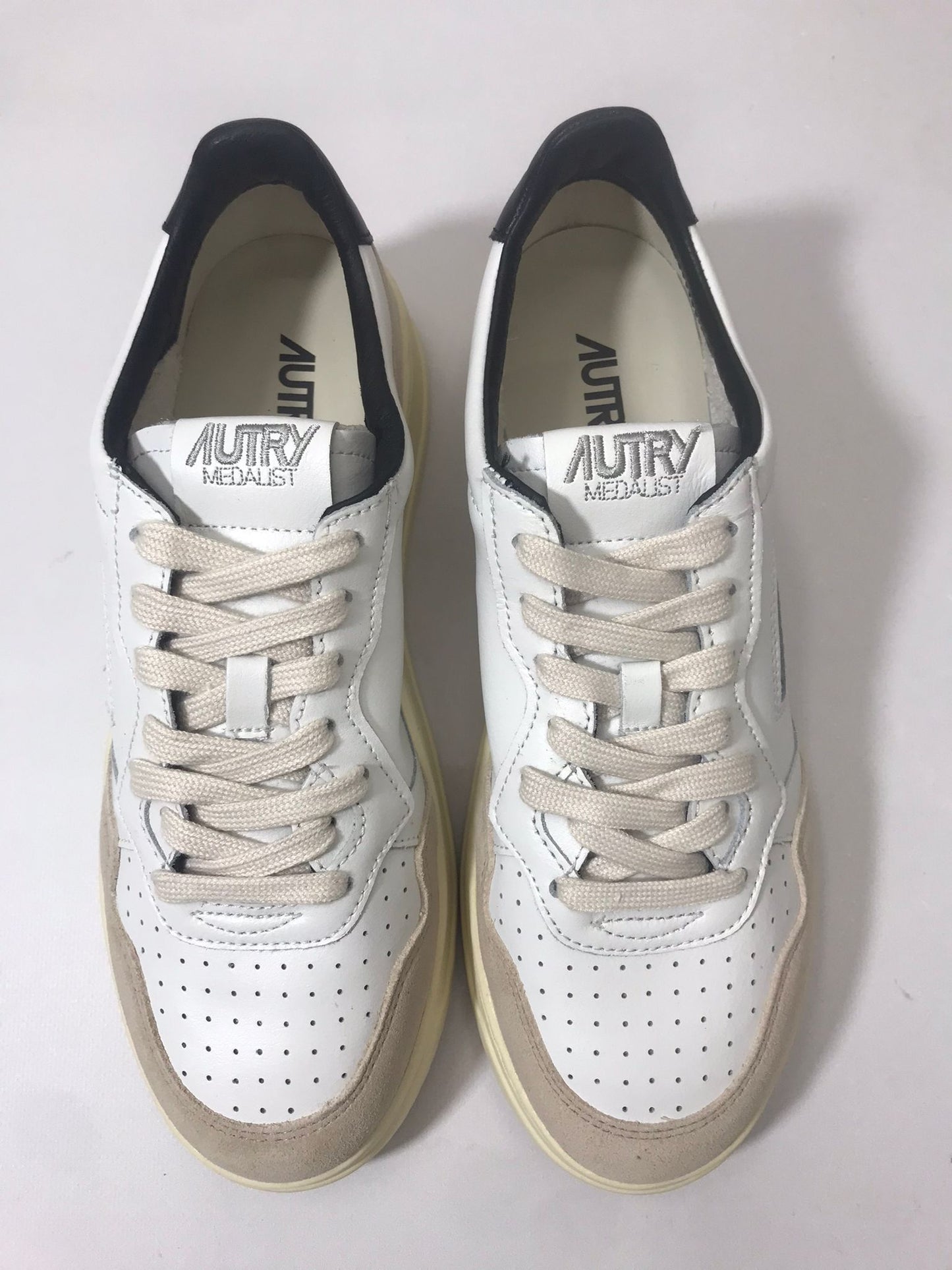 AUTRY | SNEAKERS MEDALIST LOW IN PELLE NERA E SUEDE BEIGE