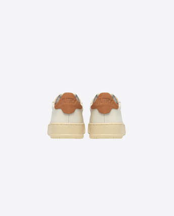 AUTRY Abbigliamento e accessori SNEAKERS DALLAS LOW IN PELLE COLORE WHITE E CARAMEL